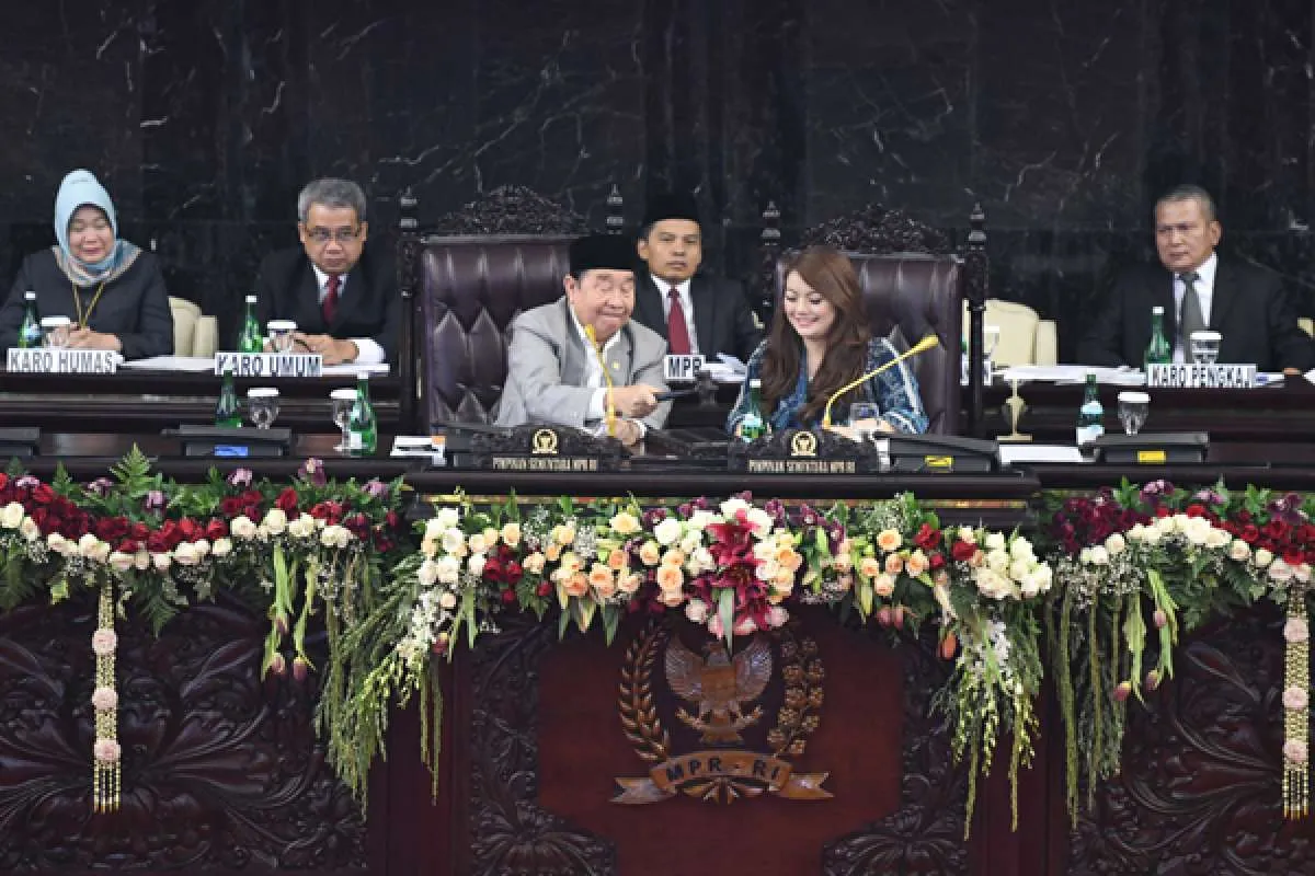 Pantun untuk pimpinan MPR yang baru: Jangan sampai diperiksa KPK 