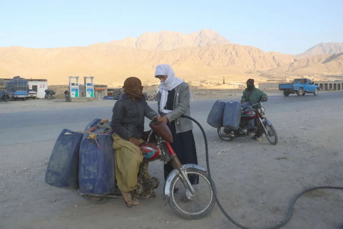 Pakistan Mengerek Harga Bahan Bakar Eceran 20% Imbas Ketegangan di Timur Tengah