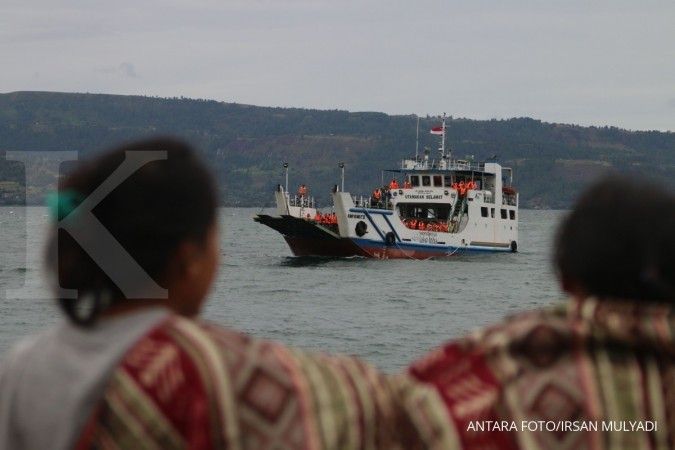 Kemhub membagikan 5.000 life jacket di Danau Toba 