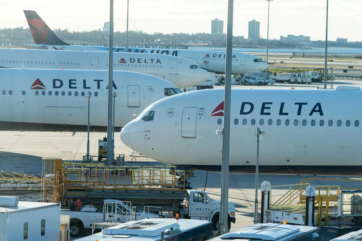 Pesawat Delta Air Lines Terbalik Saat Mendarat di Bandara Toronto, 18 Orang Terluka