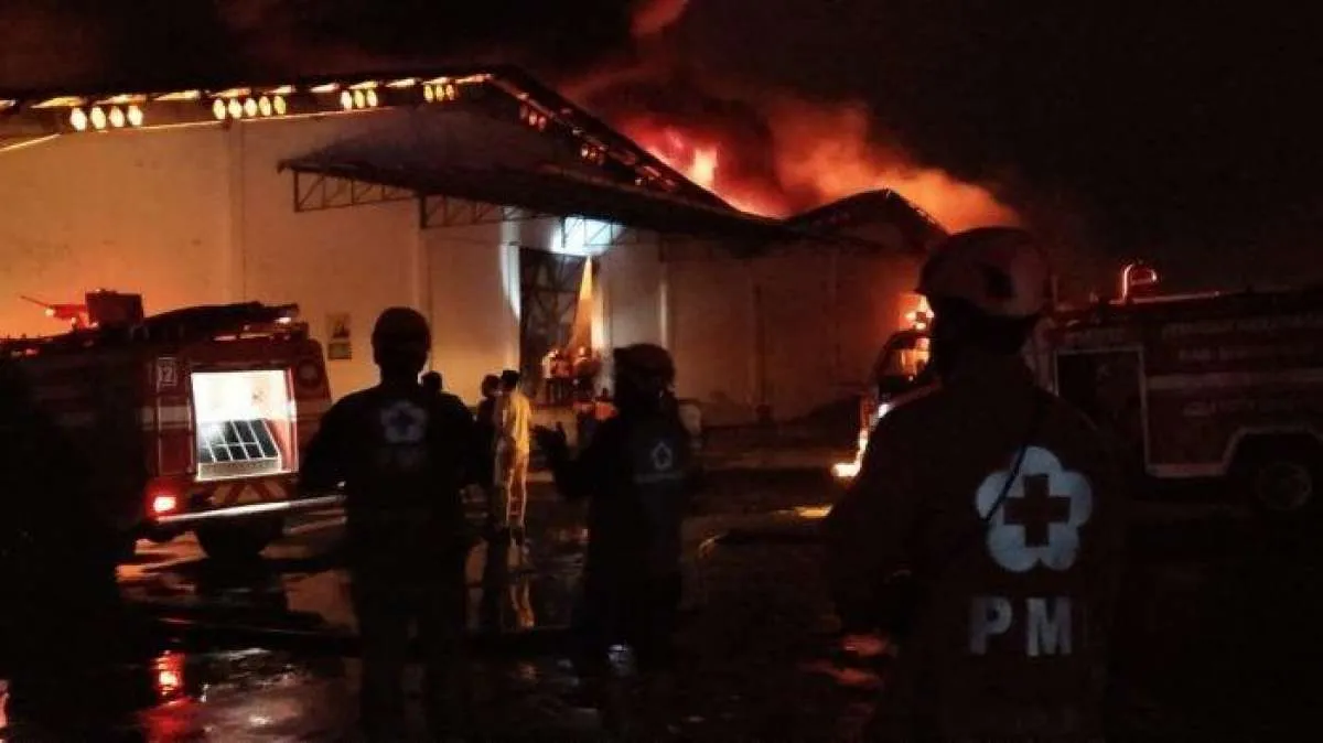 Kebakaran gudang Sritex belum padam hingga Sabtu pagi, karyawan bekerja seperti biasa