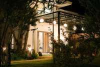 Perlu Tidak Lampu Luar Rumah Nyala Semalaman? Ini Penjelasan Pakar Eksterior