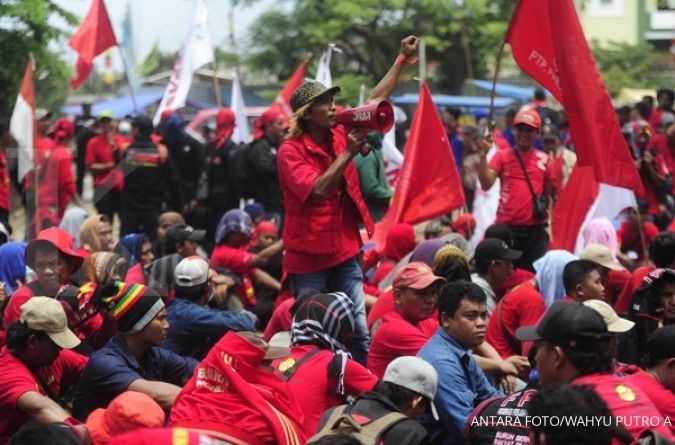 20,000 workers to protest layoffs and low wages  
