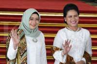 Ramai dibahas pakai tas mewah, Wuri Ma'ruf Amin pakai tas kulit buaya lokal