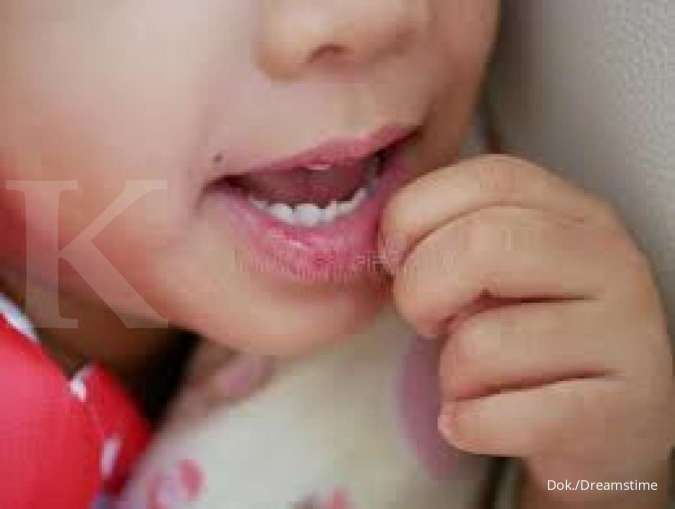5 Cara mengatasi bibir kering yang mudah untuk Anda coba
