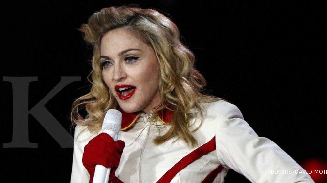 Di panggung Brit Awards 2015, Madonna terjatuh