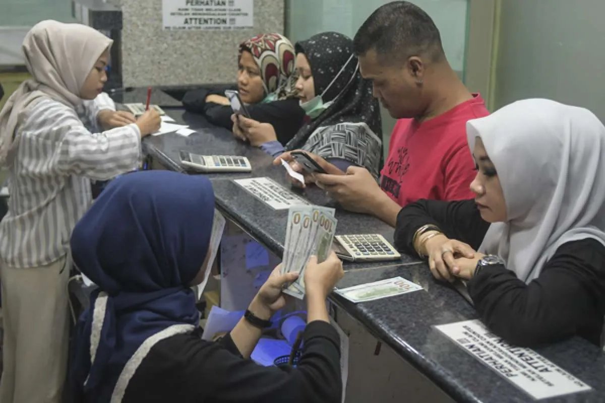Rupiah jatuh ke titik terlemah, outlook ekspor masih tersendat
