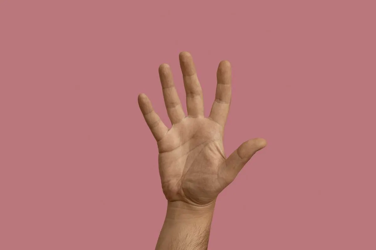 6 Cara Mengatasi Tangan Berkeringat dari Medis hingga Bahan Alami