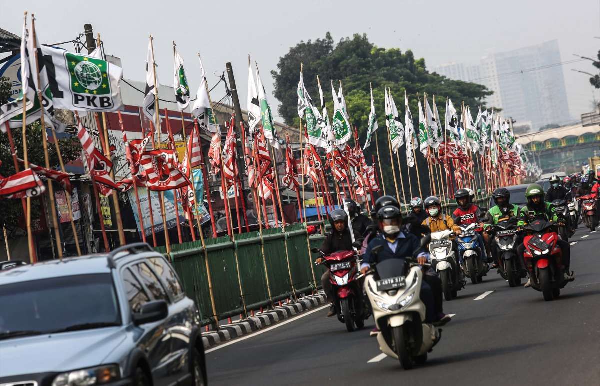 Bendera Partai Bahayakan Pengguna Jalan Raya
