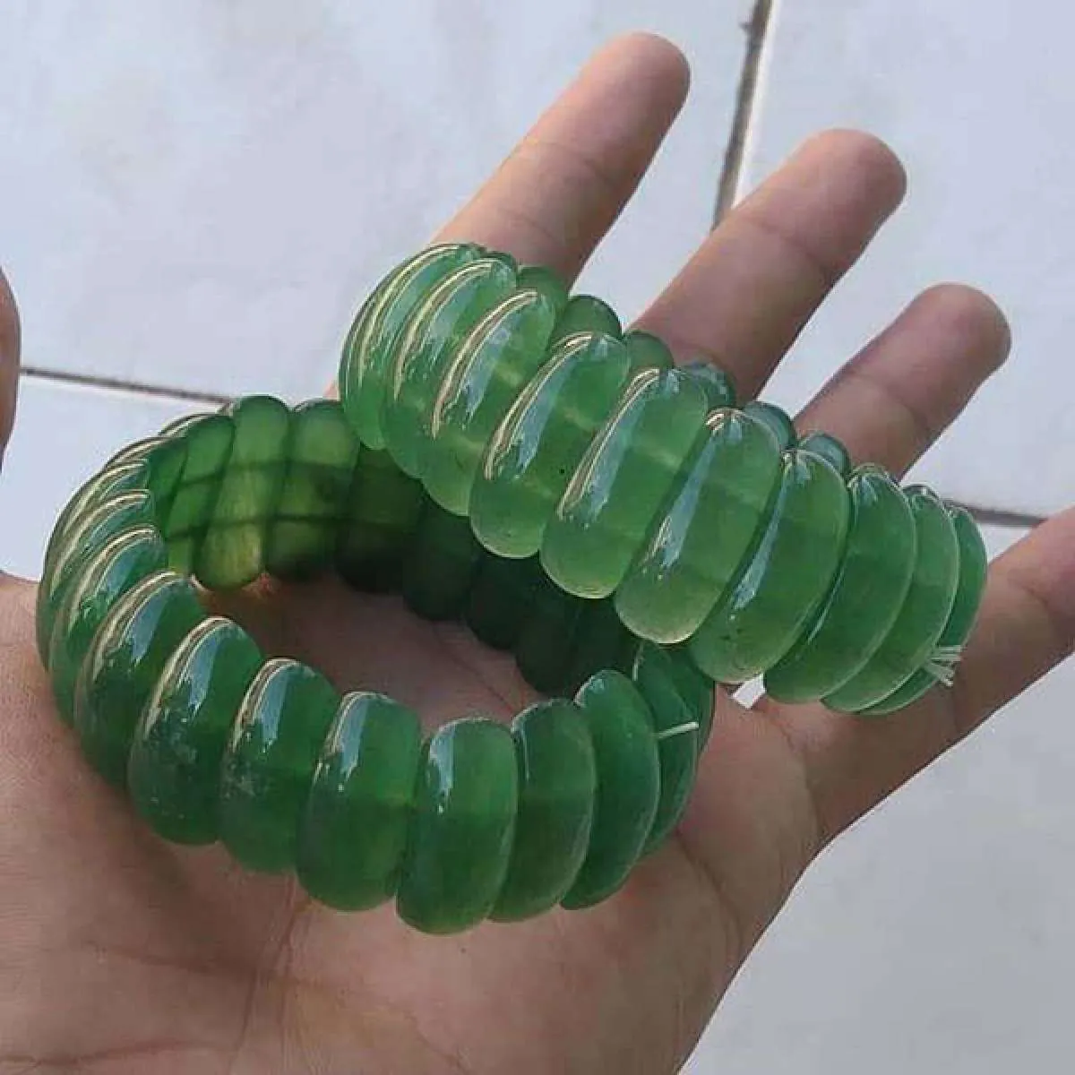 Menggosok untuk dari kilau perhiasan bebatuan (1)