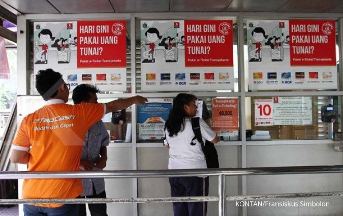 Isi ulang tiket Transjakarta di halte bayar fee