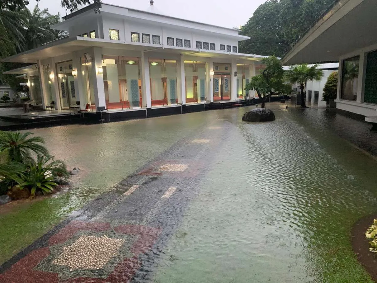 Kompleks Istana Presiden juga sempat kebanjiran pagi ini