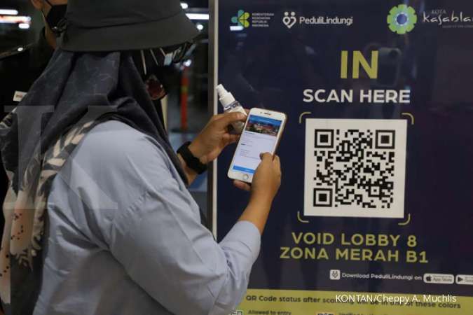 Pengunjung memindai Barcode Lewat Peduli Lindungi Aplikasi 