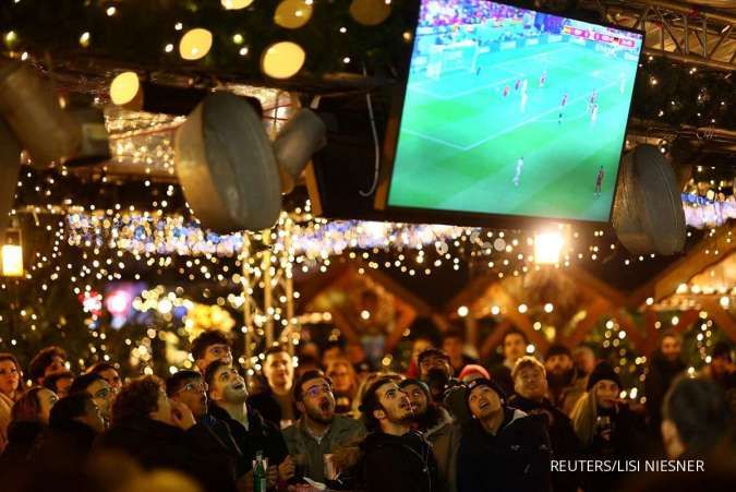 Fans menonton pertandingan antara Spanyol dan Jerman di Berlin.