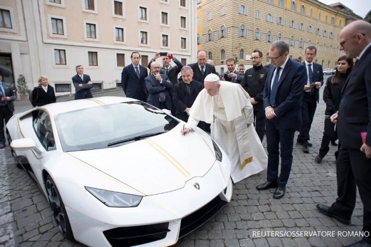 Paus Francis lelang mobil hadiah dari Lamborghini
