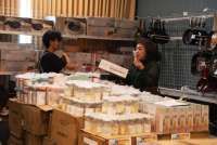 LPEM UI Memprediksi Inflasi November 2025 Turun Terdorong Normalisasi Harga Emas