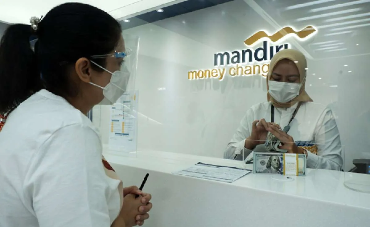 Cek kurs dollar rupiah di Bank Mandiri jelang tengah hari ini, Senin 8 Maret 2021
