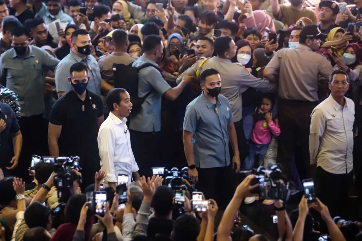 Tinjau Pasar Tanah Abang dan Sarinah, Jokowi Sebut Omzet Pedagang Naik 50%-80%