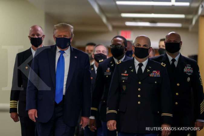 Donald Trump akhirnya memakai masker di depan publik Amerika Serikat