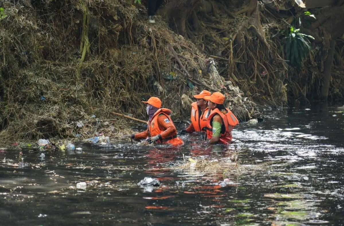 Bersihkan Sampah Kali Cipinang,Gebrakan Menteri LH Atasi Pencemaran Sungai di Jakarta