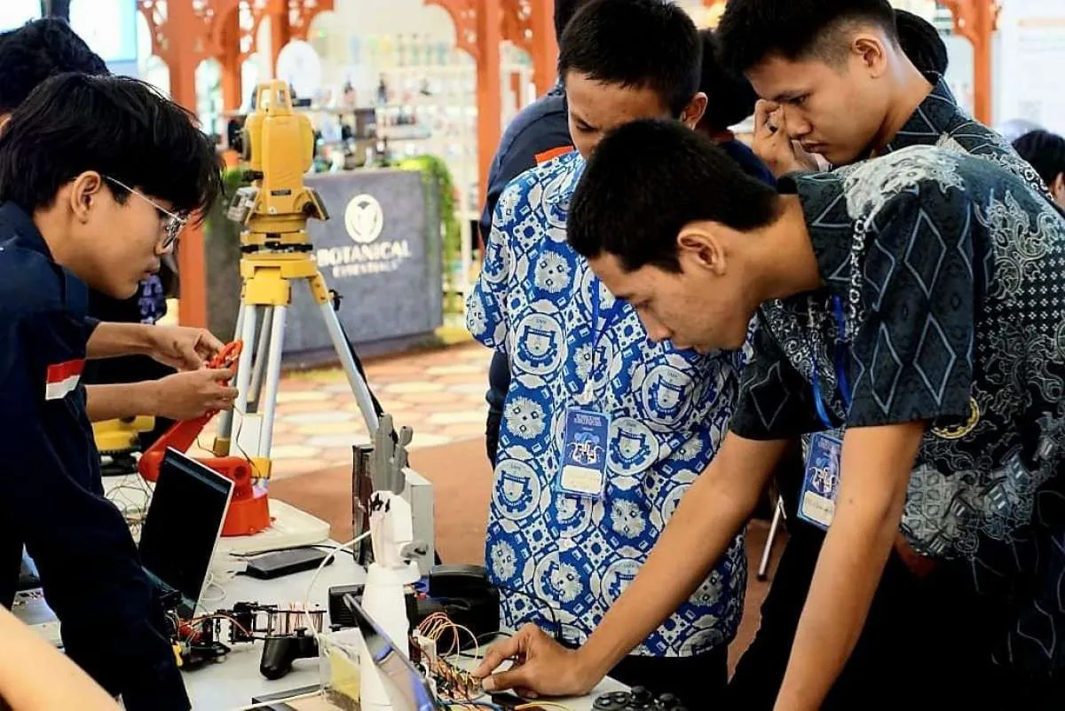 Siswa SMA/SMK Unjuk Inovasi di Ajang TSL 2025 President University