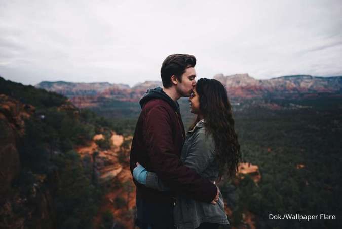 Pasangan Suka Mencium Kening? Berikut 5 Arti Ciuman di Kening yang Harus Anda Tahu