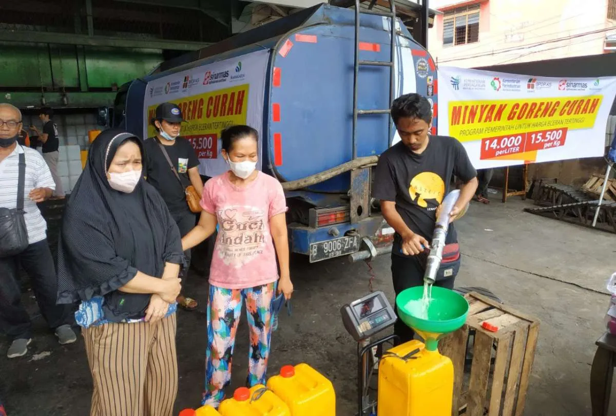 Sinar Mas Agribusinesses and Food Salurkan 500 Ton Minyak Goreng Curah