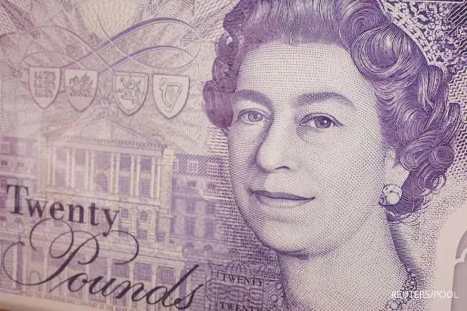Bank of England surprises as two officials back rate cut