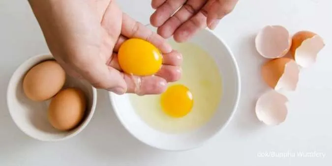 Pisahkan kuning telur menggunakan tangan