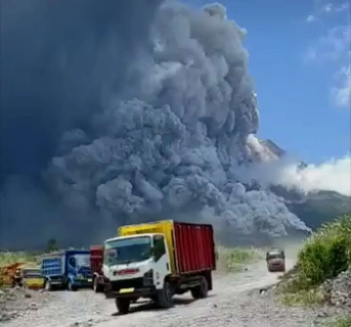 Gunung Merapi Erupsi, Keluarkan Awan Panas, Hujan Abu Turun di Magelang