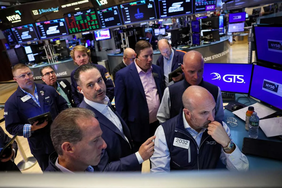 Wall Street Memerah dengan Fokus pada Data dan Komentar The Fed