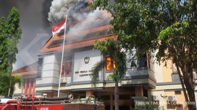 Pasukan kerajaan Gowa bakar kantor DPRD