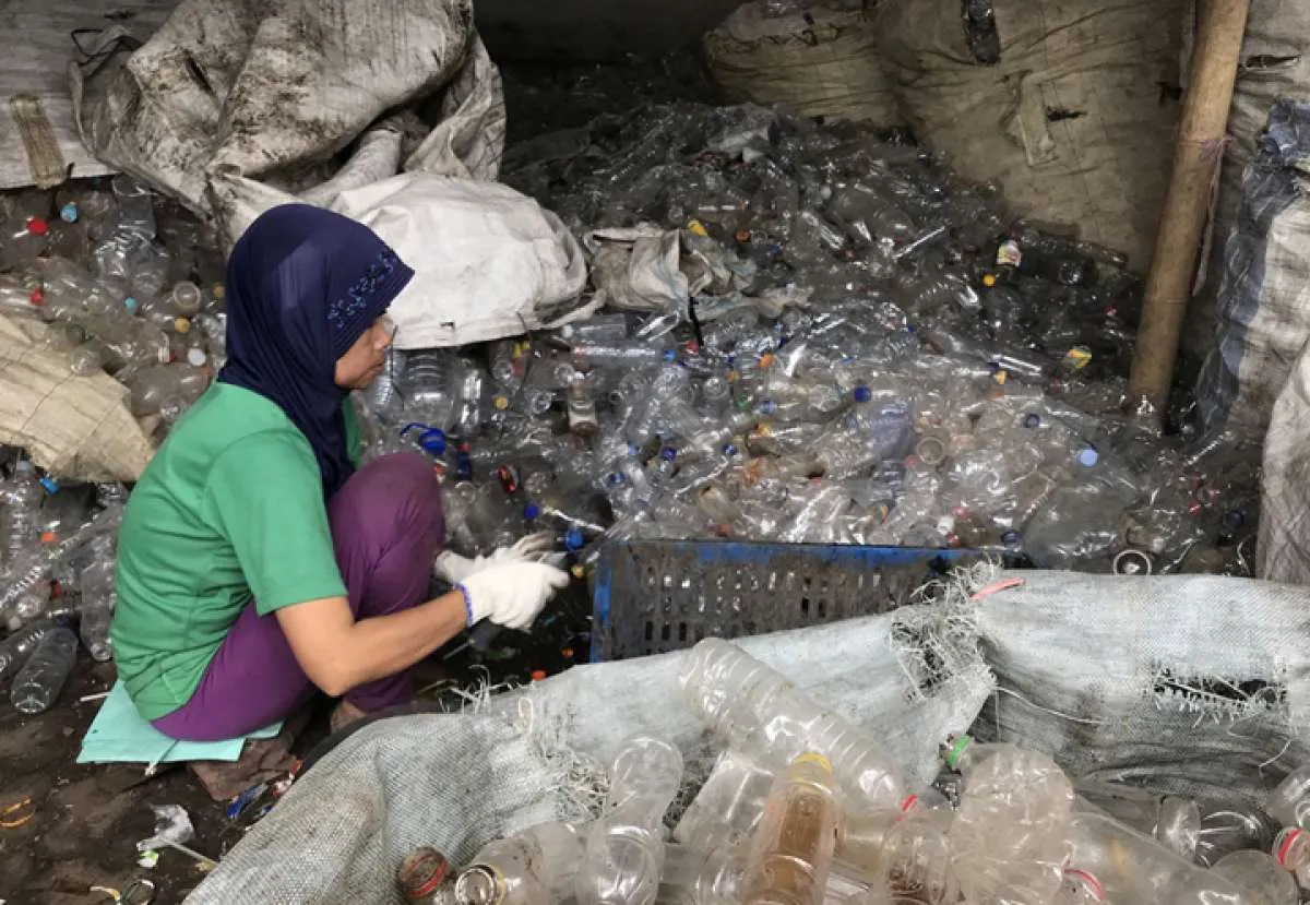 Melihat dari dekat pengolahan limbah botol plastik (2)