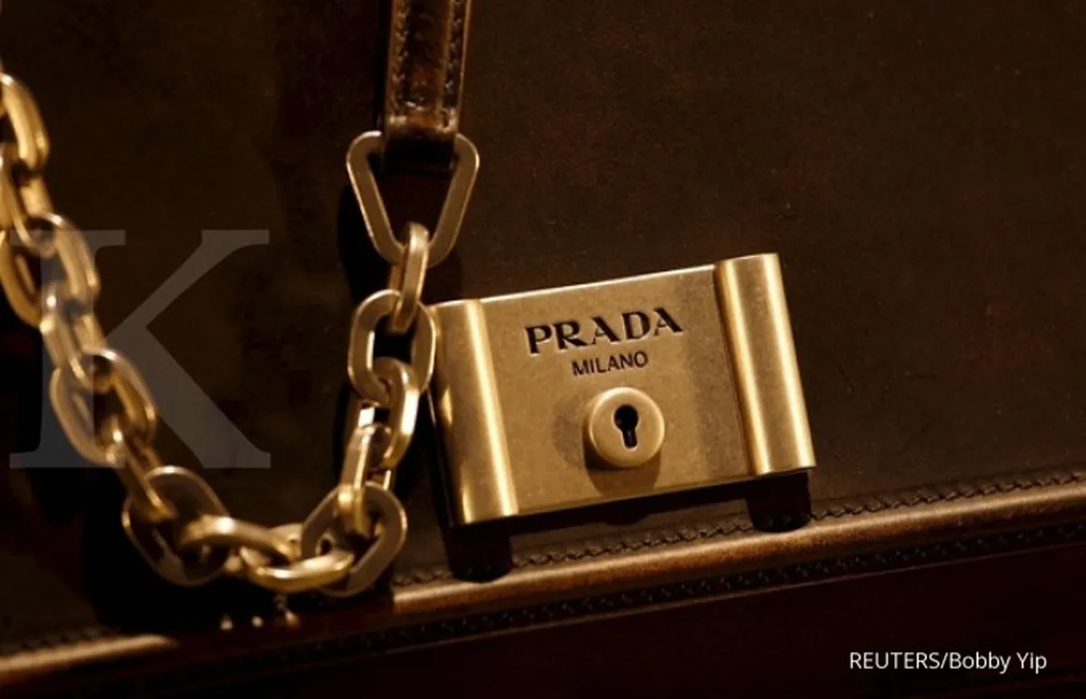 Prada Pertimbangkan Akuisisi Versace dari Capri Holdings