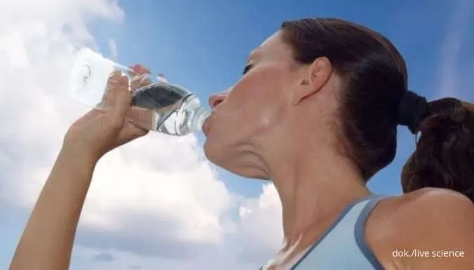 Minum air putih melepas dahaga