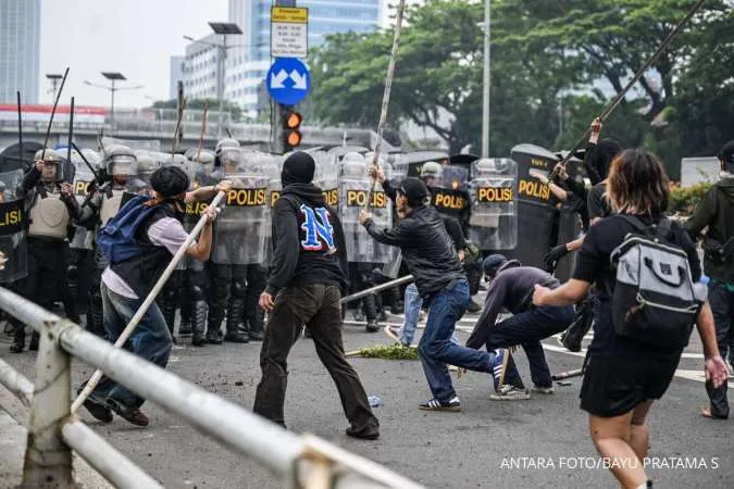 Indonesian Police Clash with Protesters Against Parliamentarians' Salaries