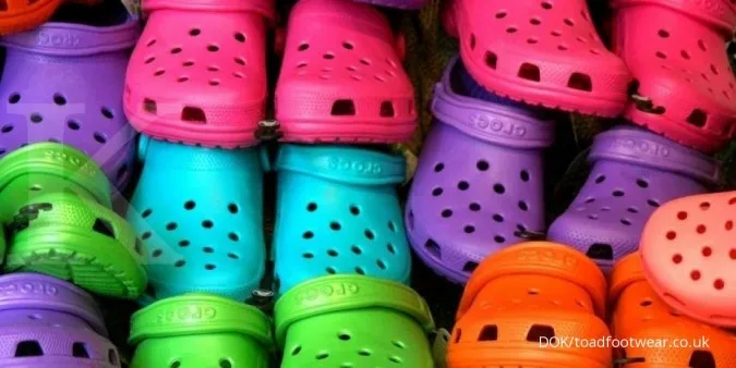 4 Perbedaan Crocs Asli dan Palsu, Jangan Tergoda Harga Miring!