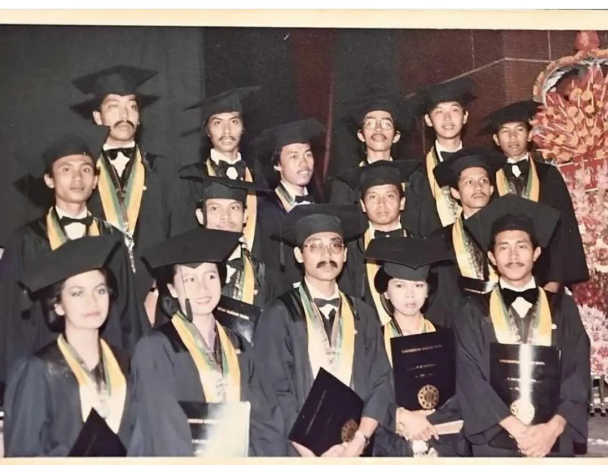 Presiden Joko Widodo Pamerkan Foto-foto Keaslian Sebagai Lulusan UGM Yogyakarta