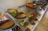 Pabrik Produsen Sandal Palsu Birkenstock Digeledah di India 