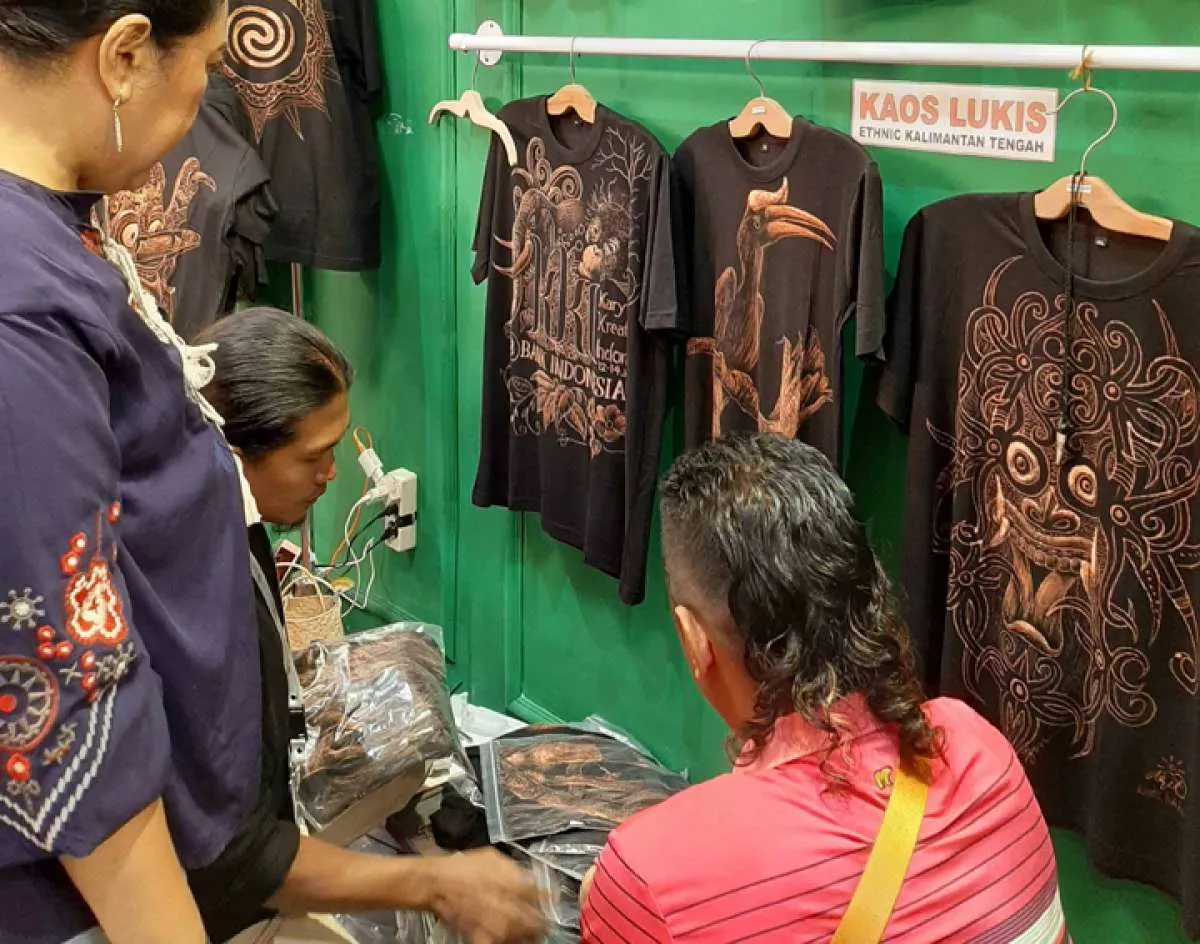 Menggores laba di setiap guratan kaos lukis (bagian 2)