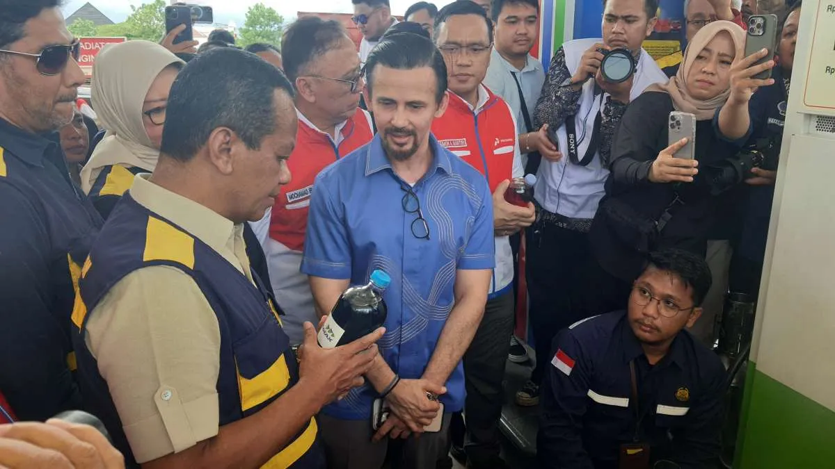 Tinjau SPBU di Banjarmasin Jelang Lebaran, Menteri Bahlil Tekankan Penggunaan Barcode