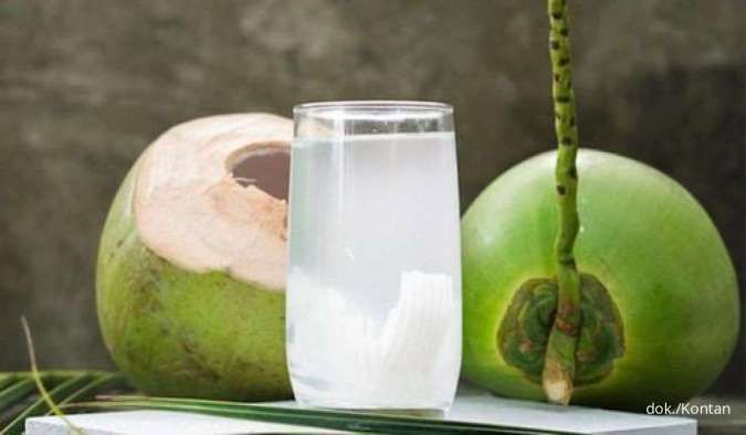 8 Kelompok Orang yang Perlu Menghindari Minum Air Kelapa