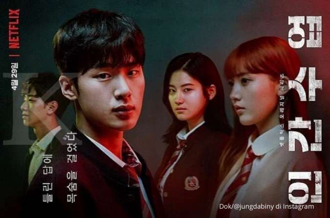 Jung Da Bin dalam poster serial Extracurricular di Netflix.