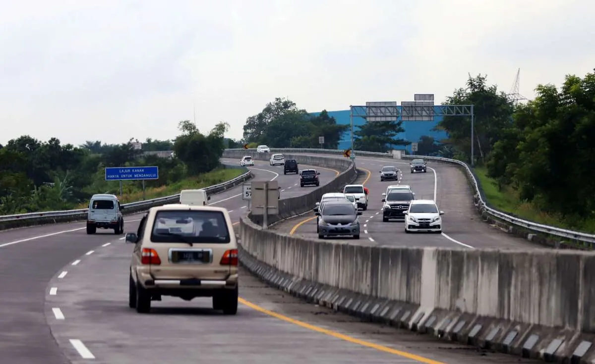 Volume Lalu Lintas Jalan Tol Wilayah Jawa Timur dan Jawa Tengah Naik di Atas 100% 