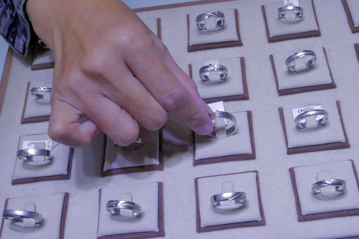 Mencuri Peluang Cuan Saat Perak Naik Pamor