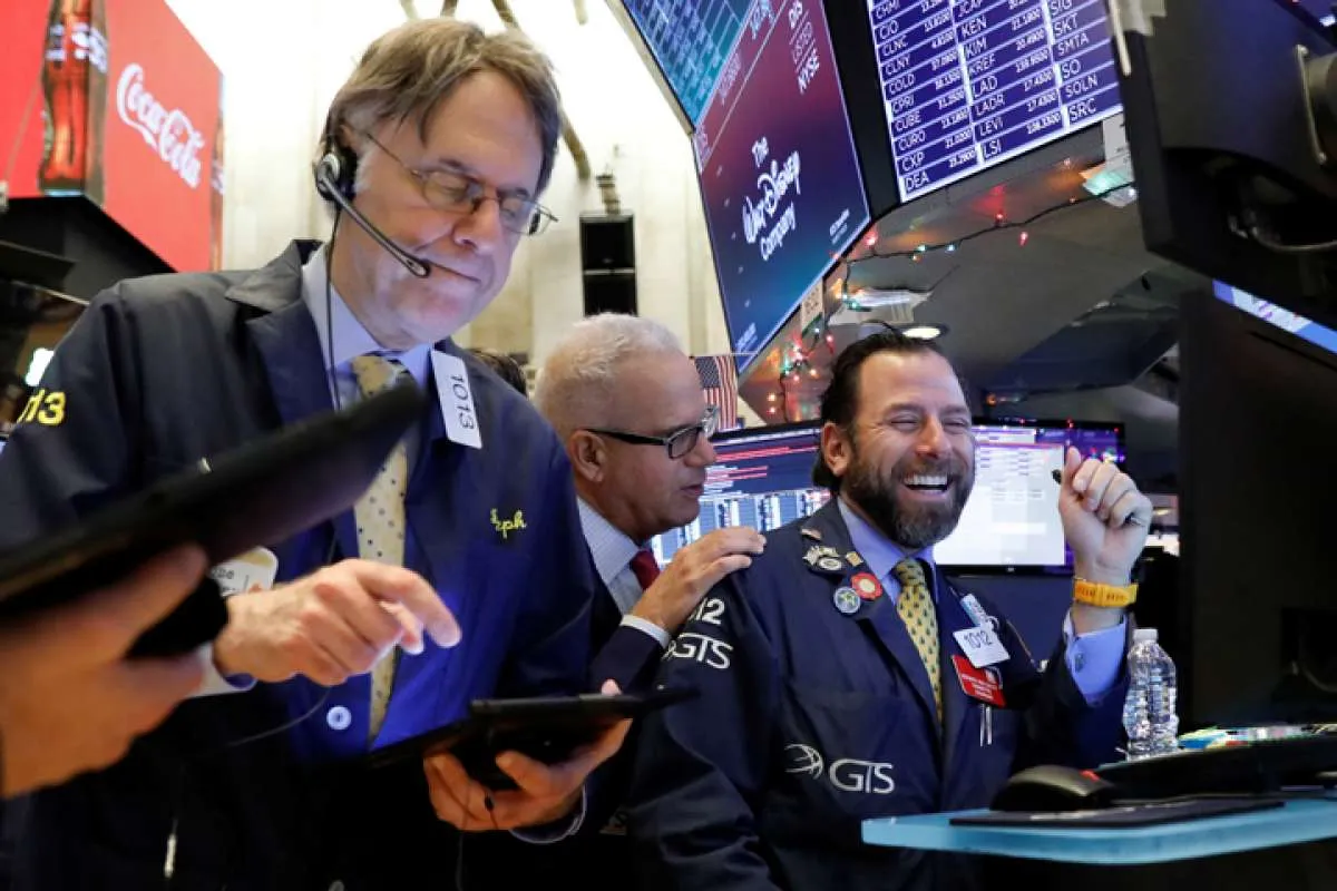 Wall Street masih melayang di dekat rekor tertinggi 