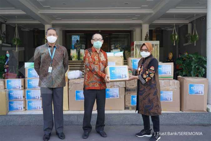 J Trust Bank Serahkan Bantuan APD ke Pemkot Surabaya