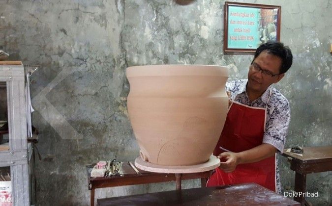 Suryo sukses mendirikan pabrik keramik (1)
