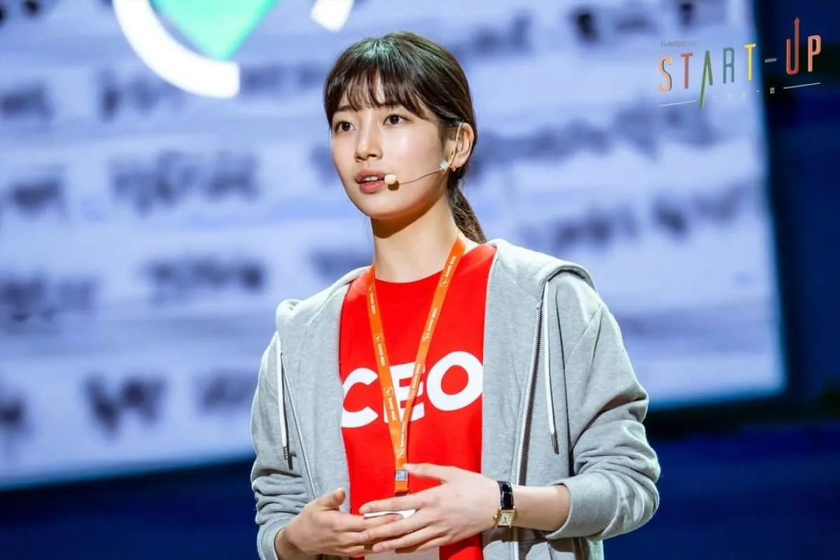 Drama Korea terbaru Start-Up, Suzy tampil santai bekerja di perusahaan rintisan