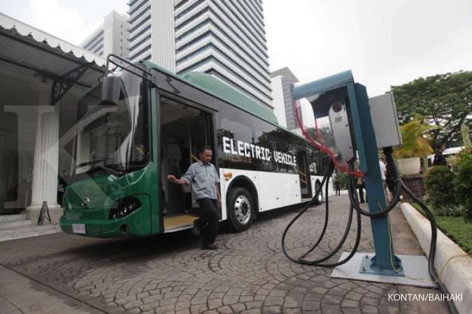 Uji coba di jalan raya, bus listrik Transjakarta berpenumpang galon air